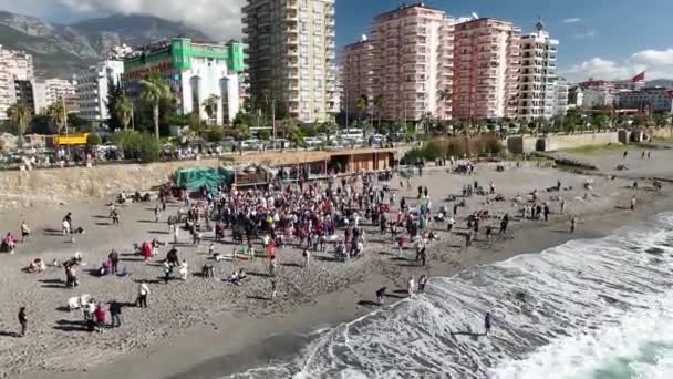 Skupina Lidí Pláži Provádí Ortodoxní Obřad Křtu Slunečného Dne — Stock video