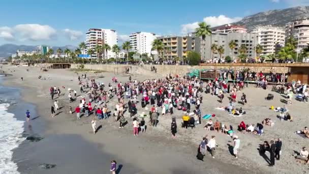 Група Людей Пляжі Виконують Православний Обряд Хрещення Сонячний День — стокове відео