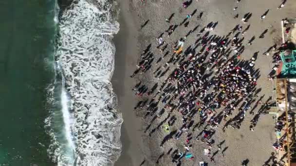 Grupa Ludzi Plaży Wykonuje Prawosławny Obrzęd Chrztu Słoneczny Dzień — Wideo stockowe