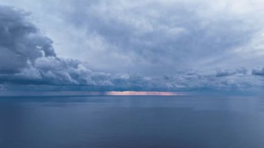 Deniz üzerinde mavi bulutlu bir gün batımı güzel bir arka plan Akdeniz