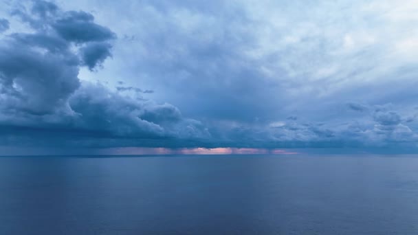 海の上にカラフルな夕日深い青の色 — ストック動画