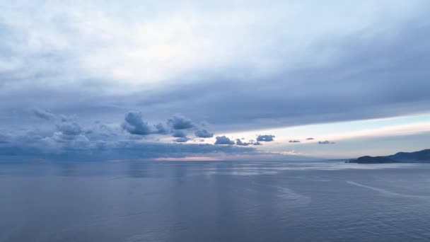 地中海の美しい背景の上に青い曇りの夕日 — ストック動画