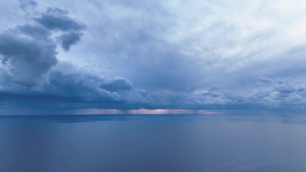 海の上にカラフルな夕日深い色 — ストック動画
