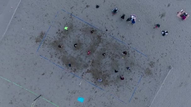 深蓝色的日落背景下的沙滩排球 — 图库视频影像