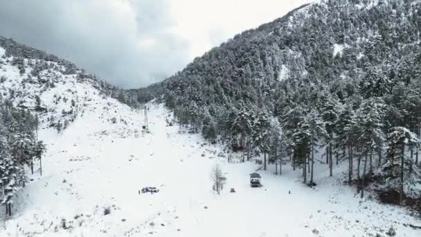 Schöne Winterlandschaft Hoch Den Bergen Eine Familie Picknickt — Stockvideo