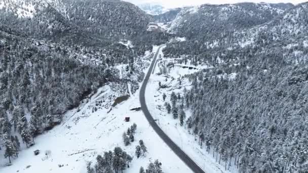 Επικό Χιονισμένο Λευκό Χειμώνα Και Χιονισμένο Οροσειρά Δρόμος Επική Αλπική — Αρχείο Βίντεο