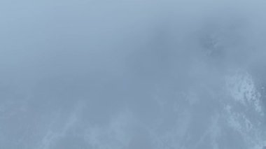 Bulutlu gökyüzünün altında küçük orman ve taşlar olan yüksek dağ sıraları