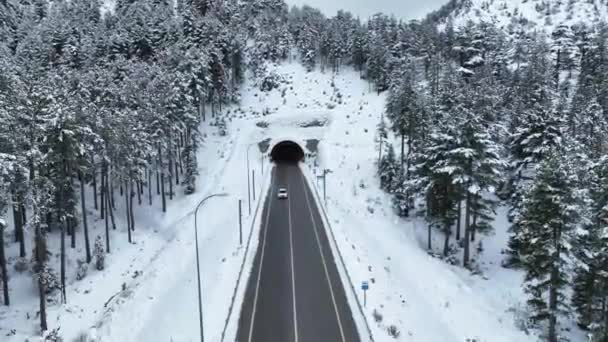 車は山を通ってトンネルに入り出ていく 空中ビュー高品質ビデオ — ストック動画