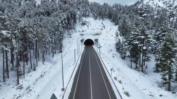 Coche Entra Túnel Través Montaña Deja Vista Aérea Vídeo Alta — Vídeos de Stock