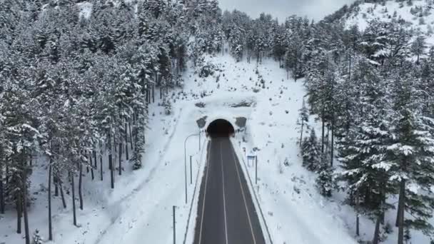Mașina Intră Tunel Prin Munte Părăsește Vizualizare Aeriană Video Înaltă — Videoclip de stoc