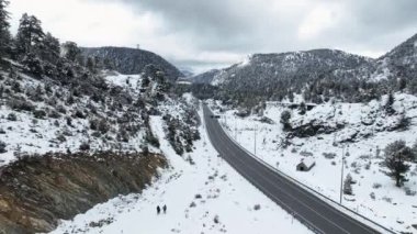 Destansı, karlı beyaz kış ve karlı dağ sıraları.