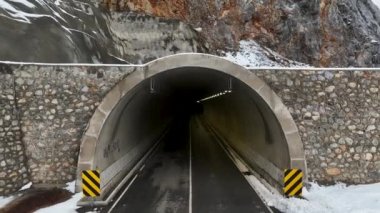 Yamaçtaki otomobil tünelinden geçeceğiz..