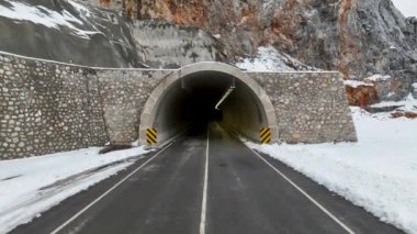 Dağların aile kavramının kış manzarası.