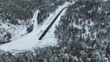 Destansı, karlı beyaz kış ve karlı dağ sıraları.