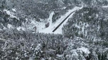 Karanlık, bulutlu bir kış gününde tepeden tırnağa, uzaktan kumandalı.