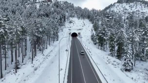 Die Andere Seite Unterirdisch Durch Abschüssigen Autotunnel Fahren — Stockvideo