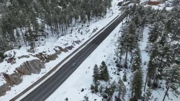 Pokryte Śniegiem Samochód Przejeżdżający Zimą Przez Obszar Leśny Dron Lecący — Wideo stockowe