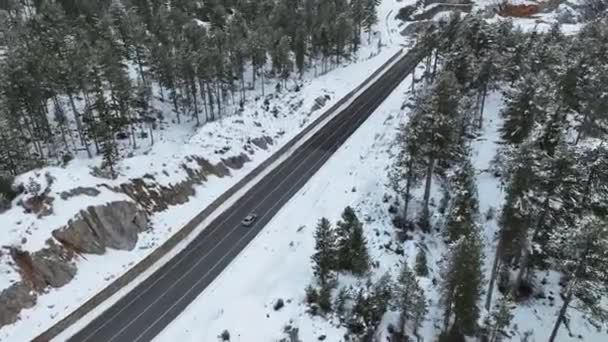 Couvert Neige Une Voiture Conduisant Dans Une Zone Forestière Hiver — Video