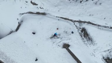 Kar kaydırağında neşeli bir çocuk. Kışın White Hill 'den gelen plastik kızaklı küçük çocuk. Tatlı çocuk kış tatillerinde eğleniyor..