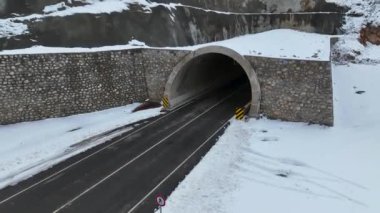 Kışın asfalt yolda. Kış manzarasında araba gezisi. Ormanlık alanda garaj yolu. Buz ve soğuk bir günde Roan 'da seyahat etmek.
