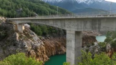 İnanılmaz şelale, nehir köpüğü, hava manzarası 4K.