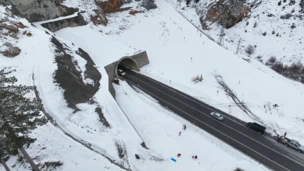 겨울에 산속의 터널로 날으는 매끄러운 — 비디오