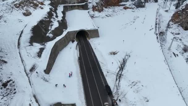 겨울의 아스팔트 풍경의 드라이브 추위와 속에서 여행하는 — 비디오
