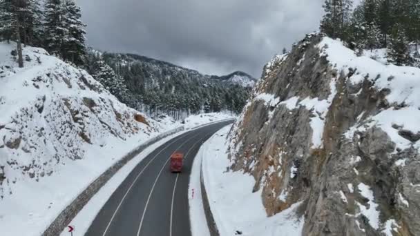 Camión Rojo Está Conduciendo Carretera Invierno — Vídeos de Stock