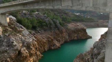İnanılmaz şelale, nehir köpüğü, hava manzarası 4K.