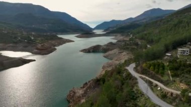 Kum nehri kıyıları ve yeşil ormanlık üzerinde uçuyor. Doğada gün doğumu, doğal manzaralı güzel bir yerde..