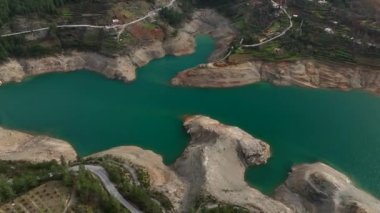 Kum nehri kıyıları ve yeşil ormanlık üzerinde uçuyor. Doğada gün doğumu, doğal manzaralı güzel bir yerde..