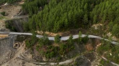 Kum nehri kıyıları ve yeşil ormanlık üzerinde uçuyor. Doğada gün doğumu, doğal manzaralı güzel bir yerde..