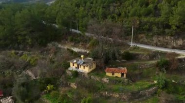 Gün batımında canlı köye karşı mavi nehir