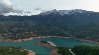 Dağ ve Orman Arkaplanlı Su Seviyesi