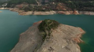 Muhteşem ağaçlarla ve köy evleriyle çevrili sihirli bir yer.