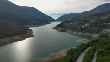 Türkiye 'de küçük köy evleri ve tarım bölgeleriyle çevrili gür orman