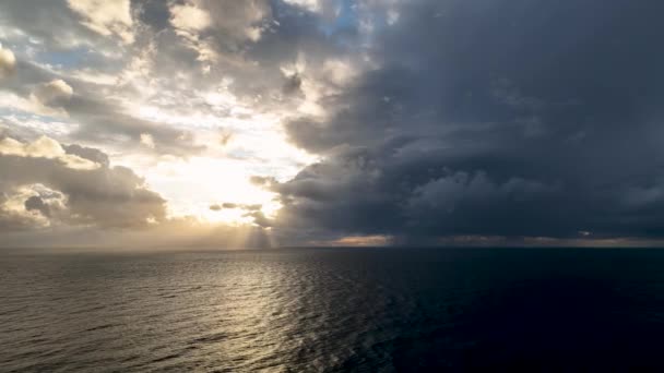 Krásné Moře Zimním Období Tmavé Mraky Modrá Obloha Záběry Drone — Stock video