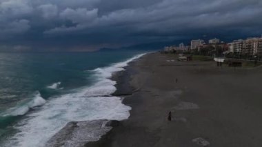 Fırtına Büyük kargo Karanlık kasvetli yağmur bulutları Sakin bir deniz üzerinde.