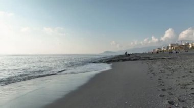 Deniz üzerindeki günbatımlarının güzel hava manzarası. Okyanus sahili gün doğumu ve dramatik renkli gökyüzü bulutları