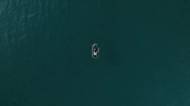 Dalgalanma yüzeyi kumsala yakın. Okyanus yüzeyinde motorlu tekne eğlencesi harika bir arka plan görüntüsü