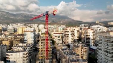 Vinçli inşaat alanı ve metalle çalışan mühendis.