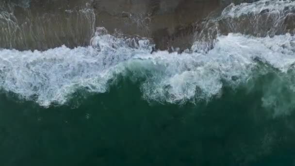 トルコの海辺のビーチターコイズブルーの水と大きな波の空中ビュー — ストック動画
