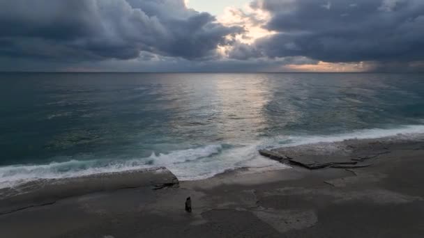 Staan Een Aangename Omhelzing Overwegen Schoonheid Van Een Bewolkte Zonsondergang — Stockvideo