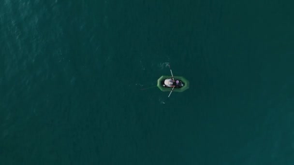 Vista Aérea Del Joven Nadando Bote Goma Inflable Superficie Agua — Vídeo de stock