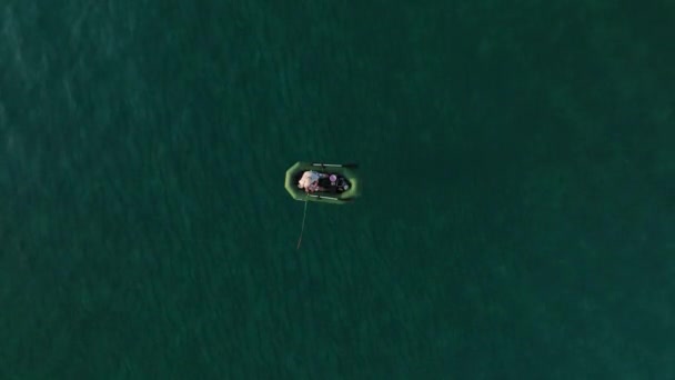 Widok Powietrza Młodego Człowieka Pływającego Nadmuchiwanej Gumowej Łodzi Czystej Powierzchni — Wideo stockowe