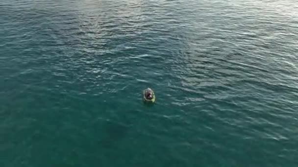 Una Vista Volo Uccello Drone Rallentatore Una Piccola Barca Galleggia — Video Stock