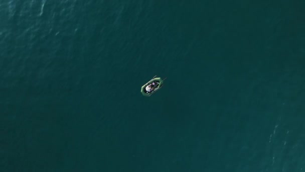 Azure Seaの漁師の垂直ビデオドローンでの高品質のスムーズな飛行 — ストック動画