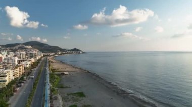 Uçsuz bucaksız okyanuslara muazzam bir bakış açısı kazandırıyor. Şafağın güzel renkleri büyülü bir atmosferde aydınlanırken.