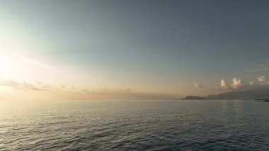 Büyük balıklarla uçan bir balıkçı teknesi. Dönen aç martılar. Havadan seyyar dron sürüsü. Deniz yüzeyinde yüzen küçük bir gemi, deniz köpüğü sularından oluşan bir yol bırakır. Üst görünüm