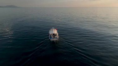 Akdeniz 'de yelken açan geleneksel bir balıkçı teknesinin sinema manzarası